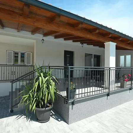 Gioia With Private Pool Donje Rastane